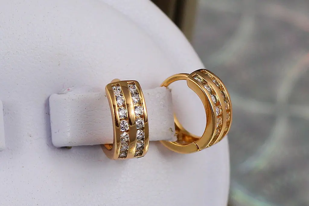 Сережки кільця Хuping Jewelry дві смуги ззаду візерунок 1.2 см золотисті - фото 3
