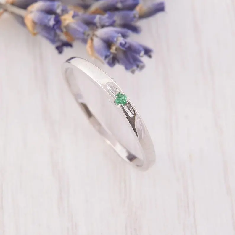 Каблучка з білого золота з ізумрудом 15 K-0165