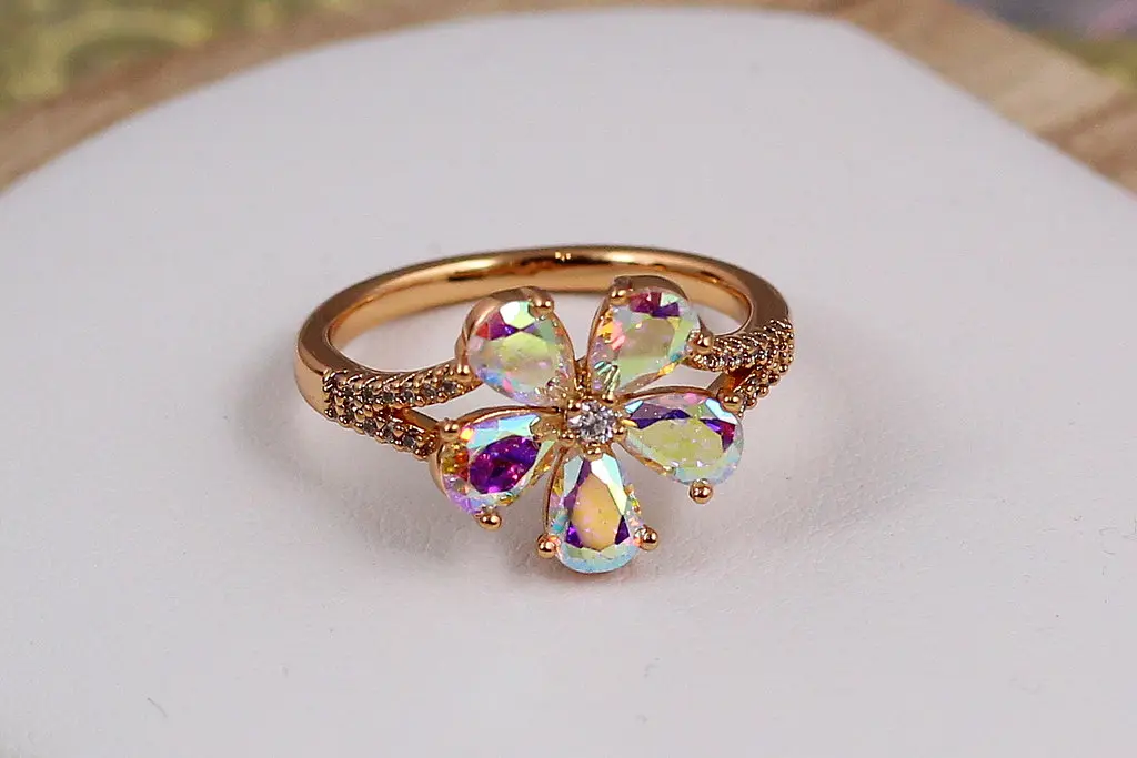 Кільце Xuping Jewelry квітка з каменем хамелеон р 17 золотисте - фото 2