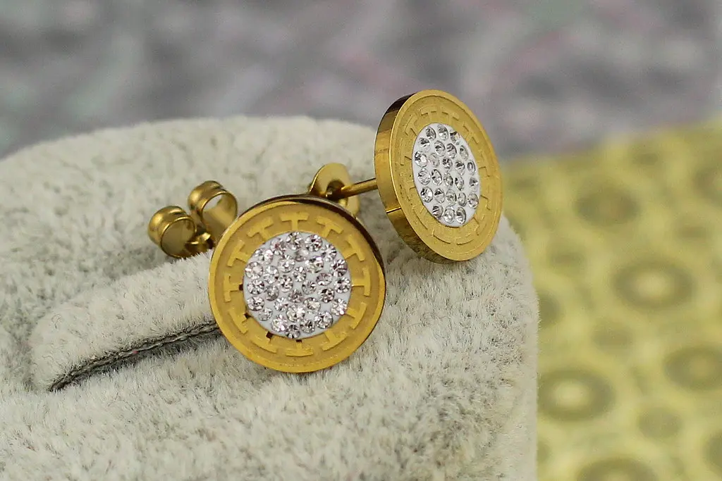 Сережки гвоздики Xuping Jewelry монетка Версаче 1.2 см лимонне золото - фото 2