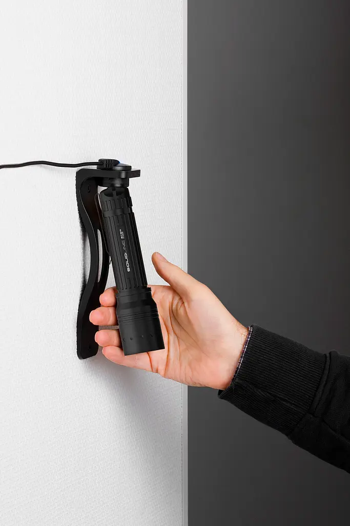 Ліхтар Ledlenser Solidline ST5R заряджається з бездротовою зарядкою та настінним кріпленням блістер 380/20 - фото 3