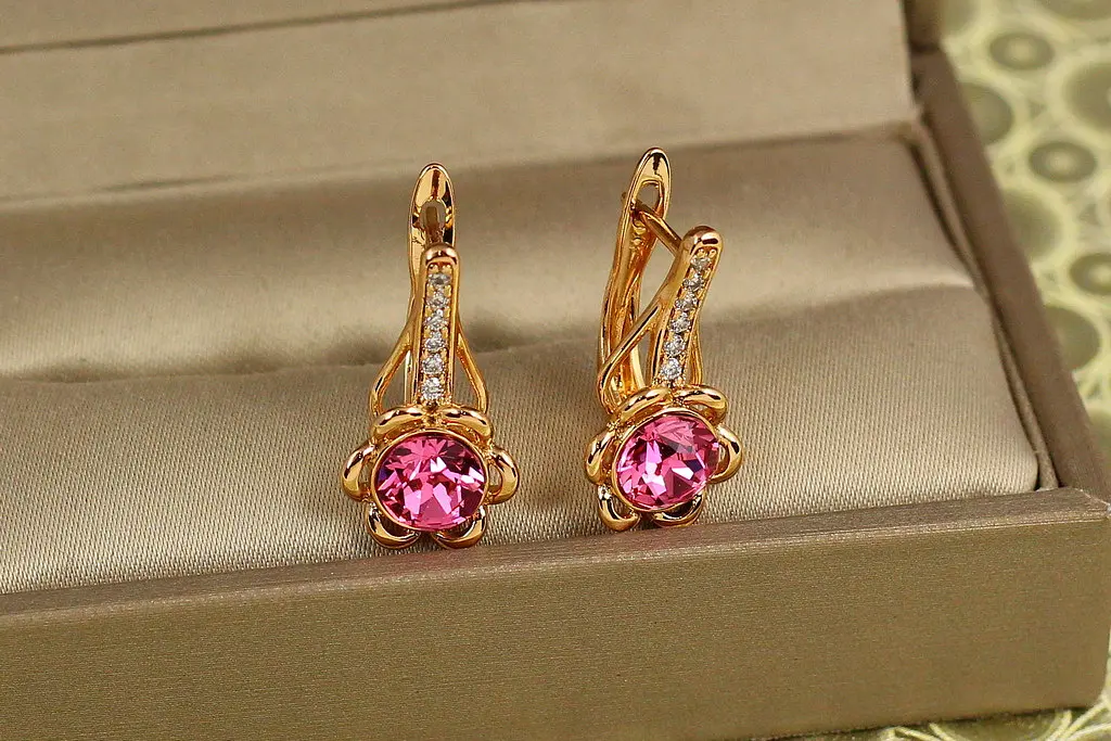 Сережки Xuping Jewelry Квітка з рожевим каменем Сваровські 1,9 см золотисті