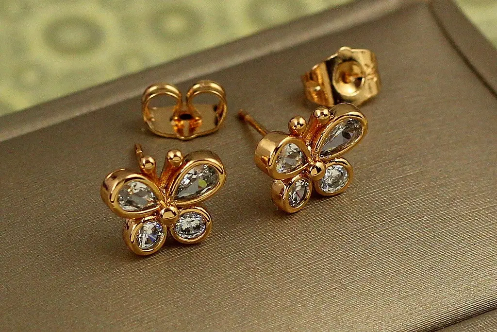 Сережки гвоздики Xuping Jewelry метелик з камінцями в обідку 1 см золотисті - фото 2