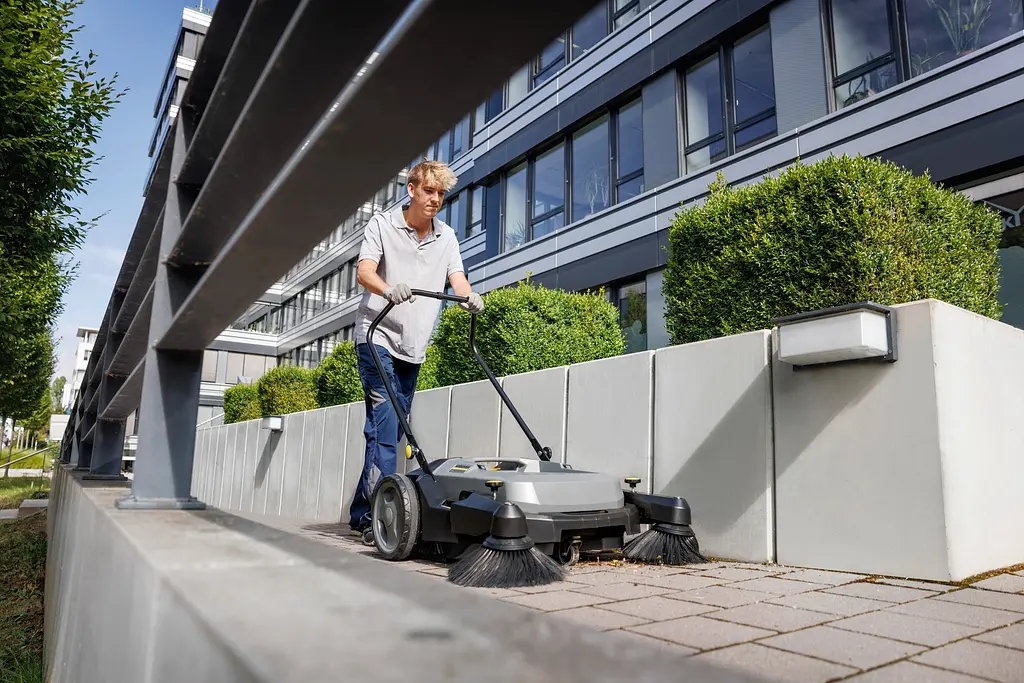 Підмітальна машина Karcher компактнаKM 70/20 C 2SB (1.517-131.0) - фото 2
