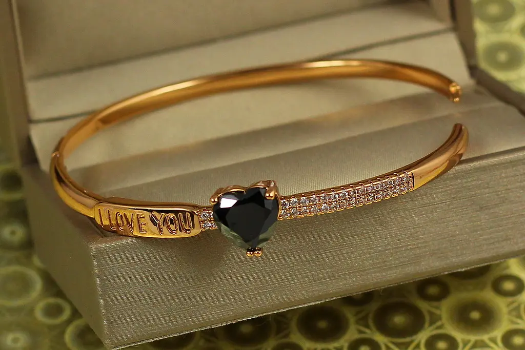 Браслет бенгл Xuping Jewelry з чорним сердечком 60 мм 10 мм на руку від 17 см до 19 см золотистий - фото 2