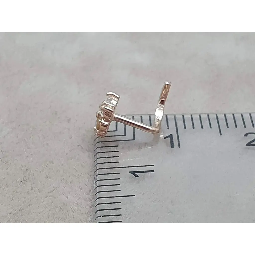 Золотая серьга-пирсинг в нос Dear с фианитами. 1041.2 Шампань - фото 3