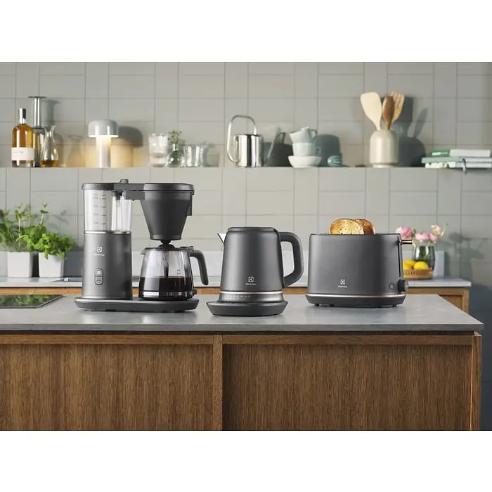 Електрочайник Electrolux 1.7 л Strix метал матовий підтримка температури чорний - фото 6