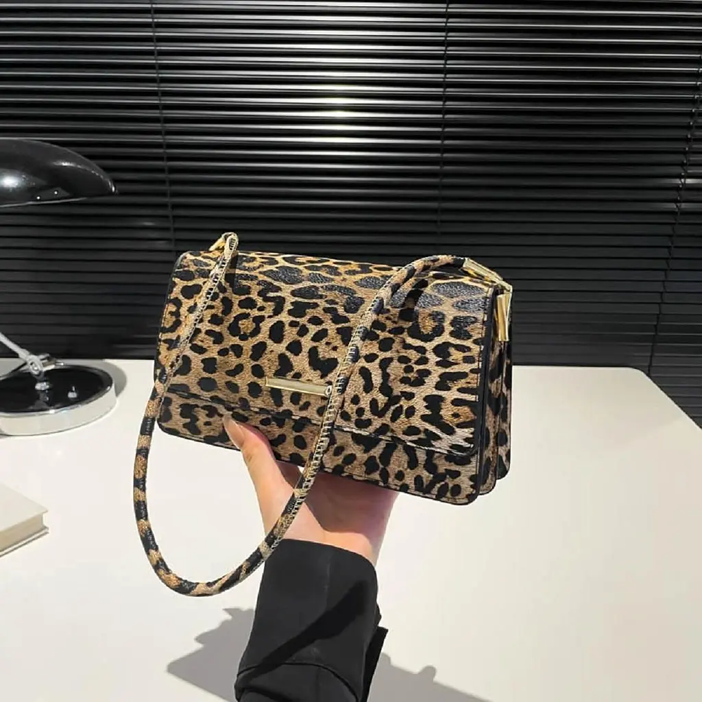 Кросбоді з клапаном з еко-шкіри Lilly P2-8208LB коричнева - фото 3