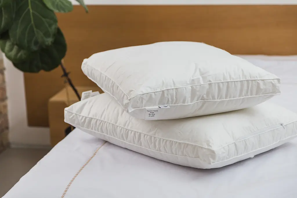 Подушка Ecotton 50х70 см Ecofill Premium антиалергенна з кантом біопух біла в чохлі для зберігання White (25070) - фото 7