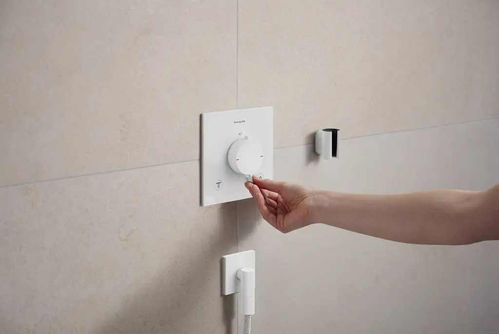 Шлангове під'єднання Hansgrohe FixFit Fine E зі зворотнім клапаном matt white 28883700 - фото 2