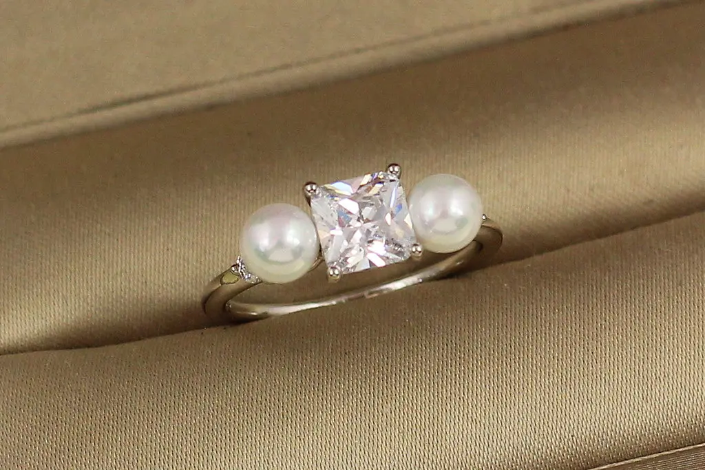 Кільце Xuping Jewelry квадрат з двома перлинами 6 мм р 17 сріблясте - фото 2