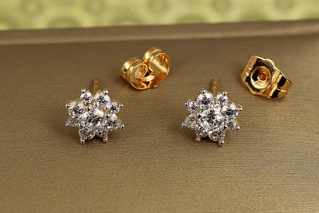 Сережки гвоздики Xuping Jewelry квіткова легкість з родієм 9 мм золотисті