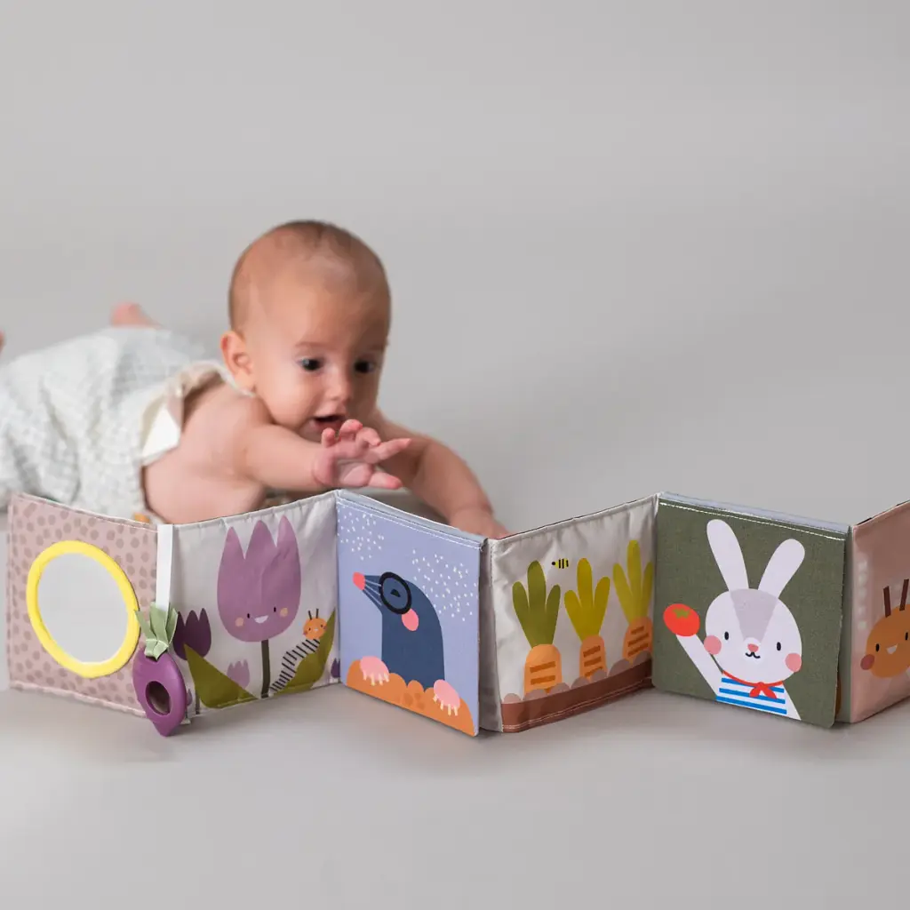 Розвиваюча іграшка Taf Toys книжка-розкладушка колеції Садочок у місті – Зайчики (13065) - фото 7