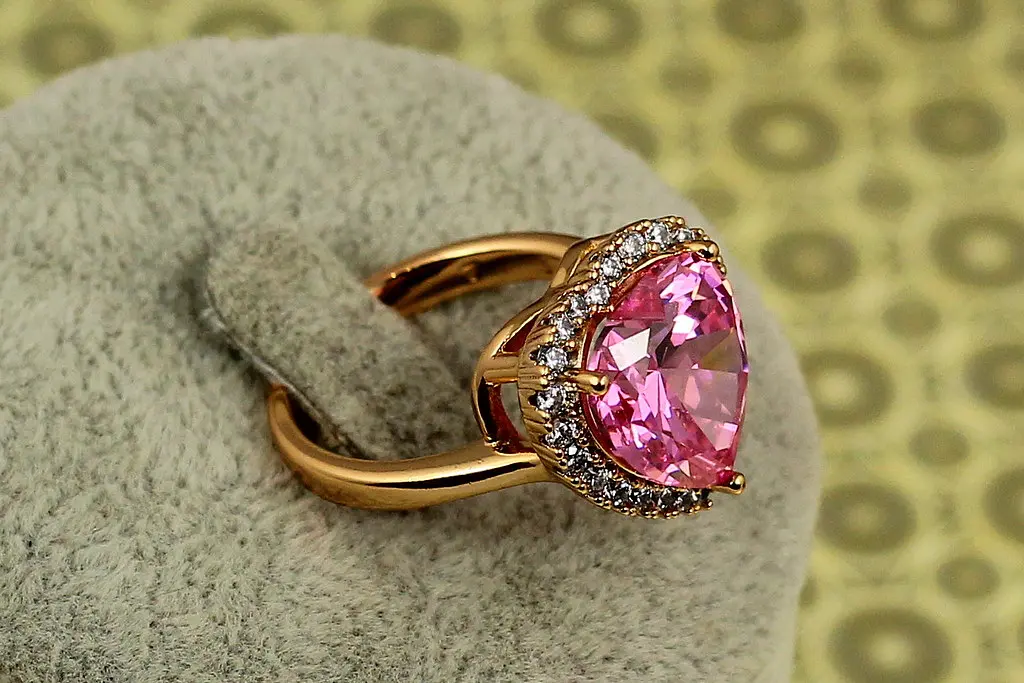 Кільце Xuping Jewelry серце океану з рожевим каменем 1,6 см р 17 золотисте - фото 3