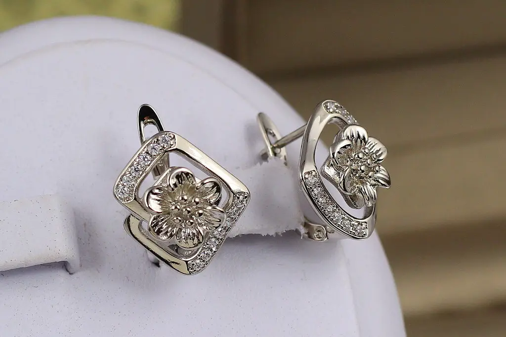 Сережки Xuping Jewelry квіткове панно 1.6 см сріблясті - фото 2