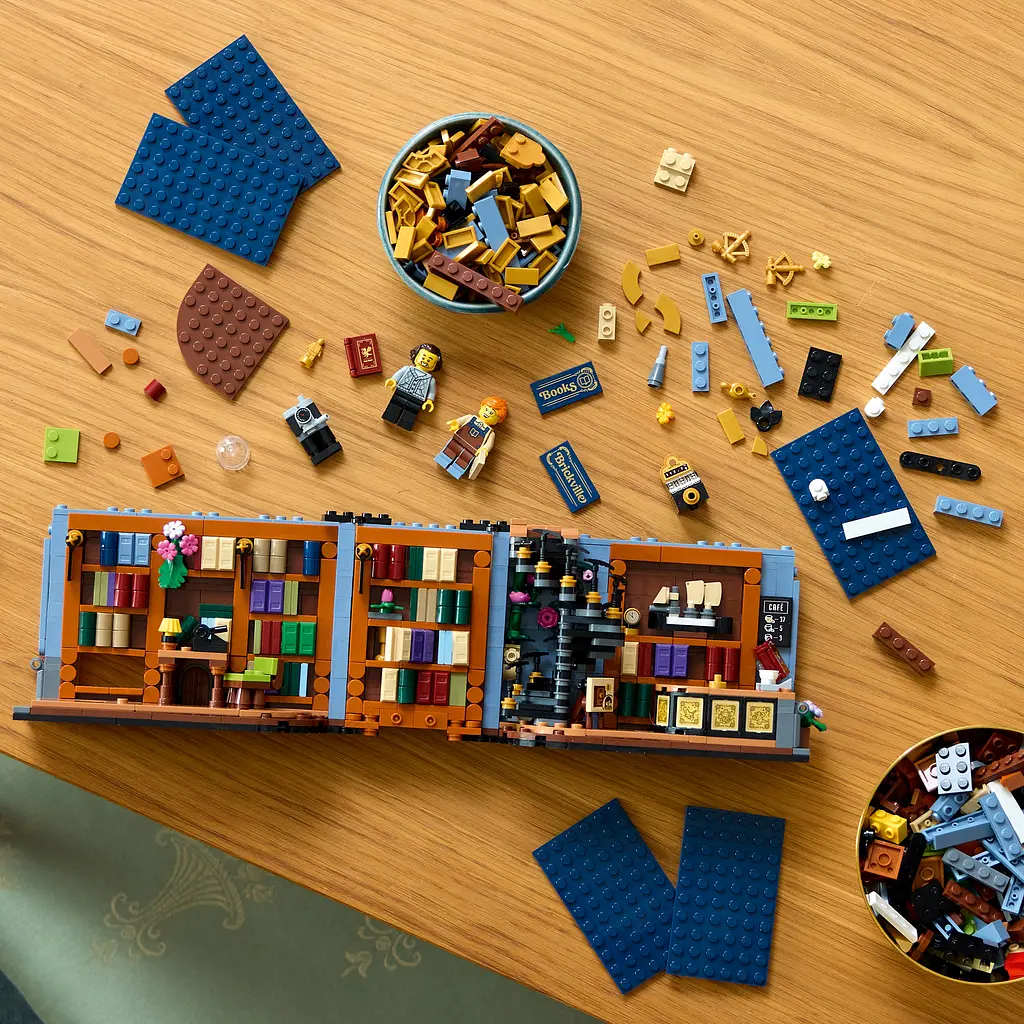 Конструктор LEGO Icons Книгарня: книжковий куточок 1690 ел. (11379) - фото 13