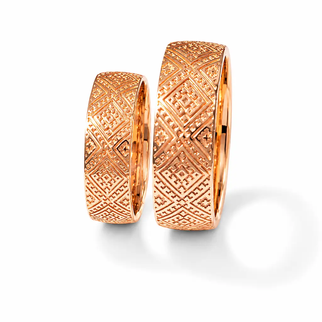 Чоловіче обручне кільце з червоного золота з українським орнаментом 21.5 - фото 2