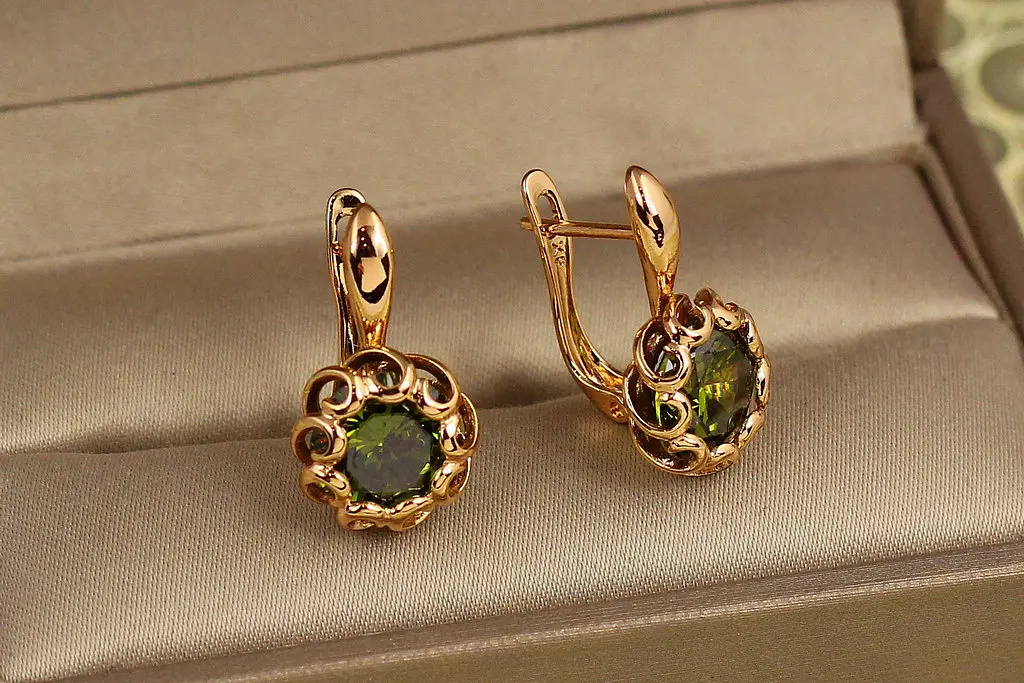Сережки Xuping Jewelry Парфе з смарагдовим каменем 2 см золотисті - фото 2