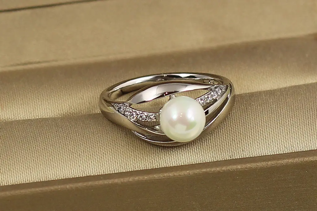 Кільце Xuping Jewelry Дума з перлиною р 18 сріблясте - фото 2