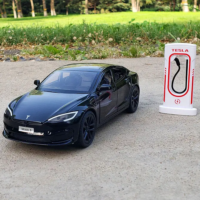 Колекційна металева модель електромобіля Автопром Tesla Model S із зарядною станцією, інерцією, світлом та звуком 1:24 - фото 3
