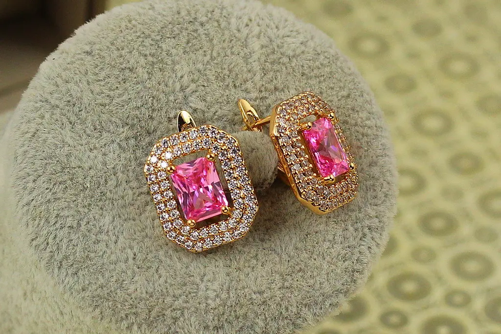 Сережки Xuping Jewelry ехо з рожевим каменем 1,7 см золотисті - фото 2