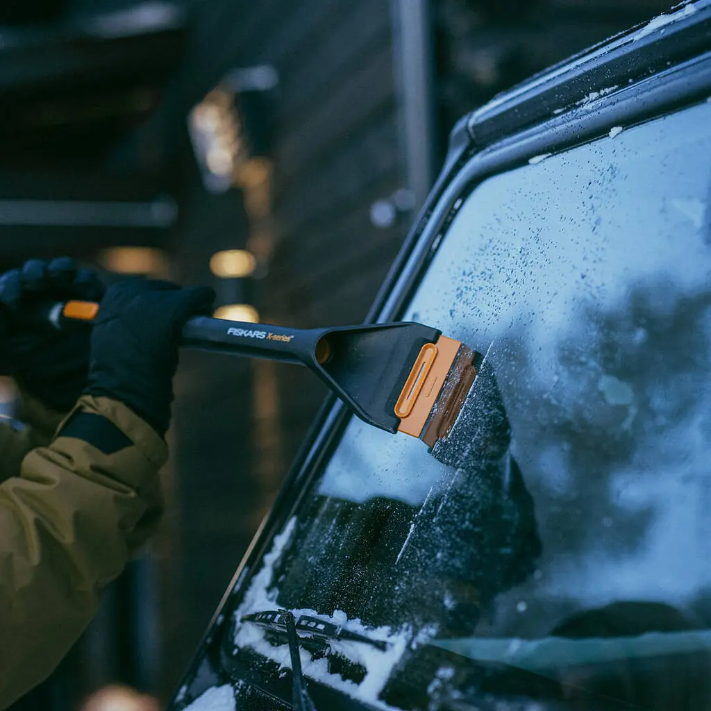 Щітка-скребок телескопічна Fiskars X-series™ (1078493) - фото 9
