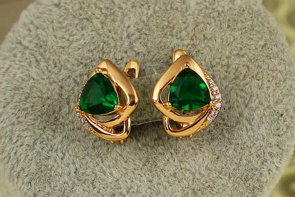 Сережки Xuping Jewelry трикветр із зеленим каменем 1,4 см золотисті - фото 3