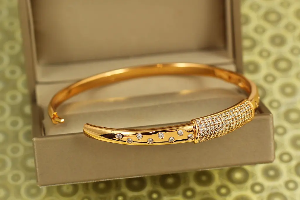Браслет бенгл Xuping Jewelry Розсип зоряного блиску 60 мм на руку від 17 до 19 см золотистий - фото 2