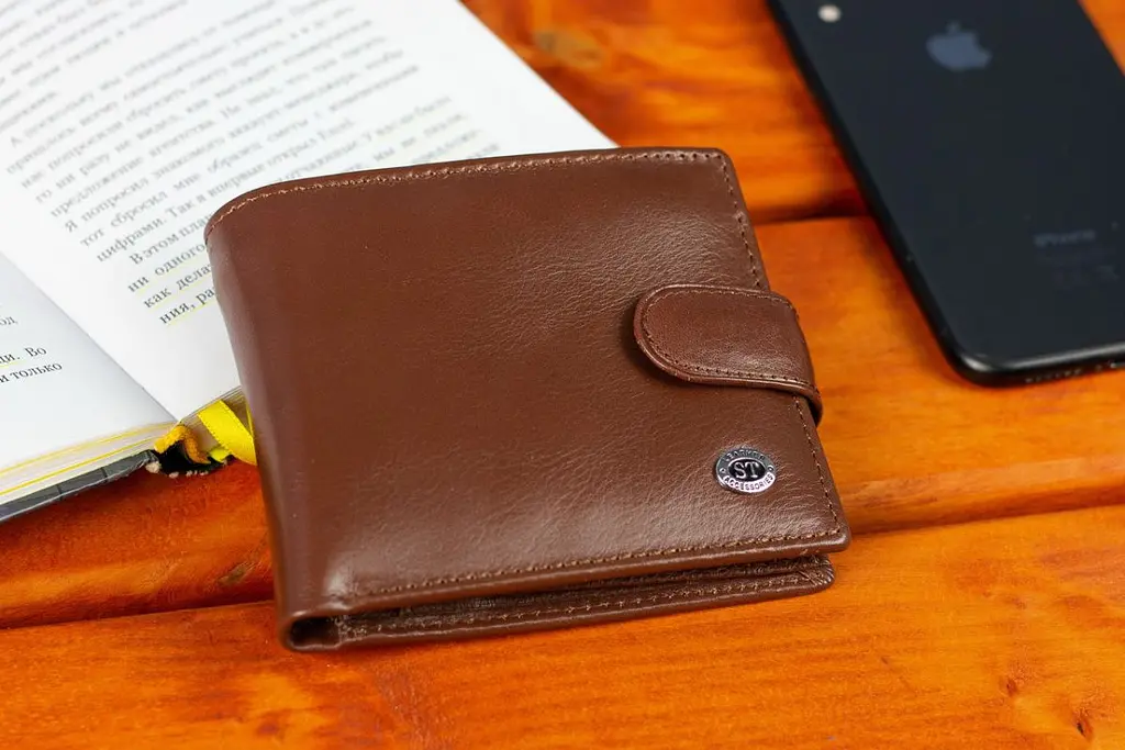 Стильне шкіряне чоловіче портмоне ST Leather В103 коричневе 9,5 см - фото 9