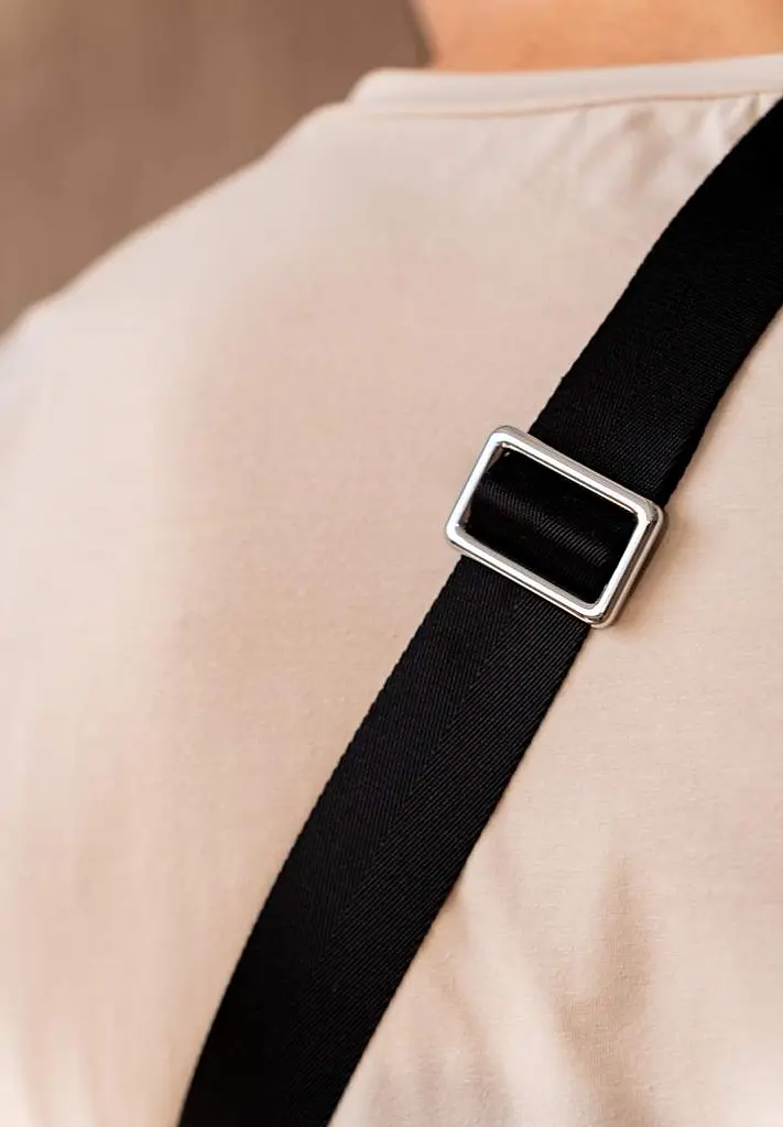 Кожаный мужской рюкзак (сумка-слинг) на одно плечо черный Saffiano - фото 11