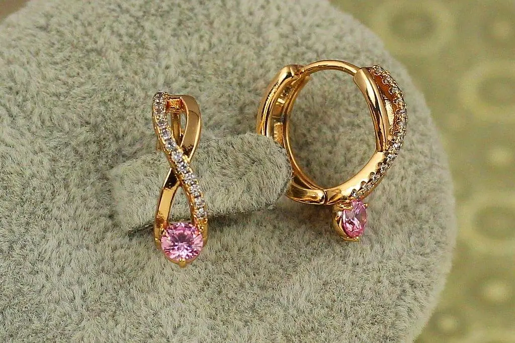 Серьги Xuping Jewelry бесконечность с розовым камнем 1,6 см золотистые - фото 4