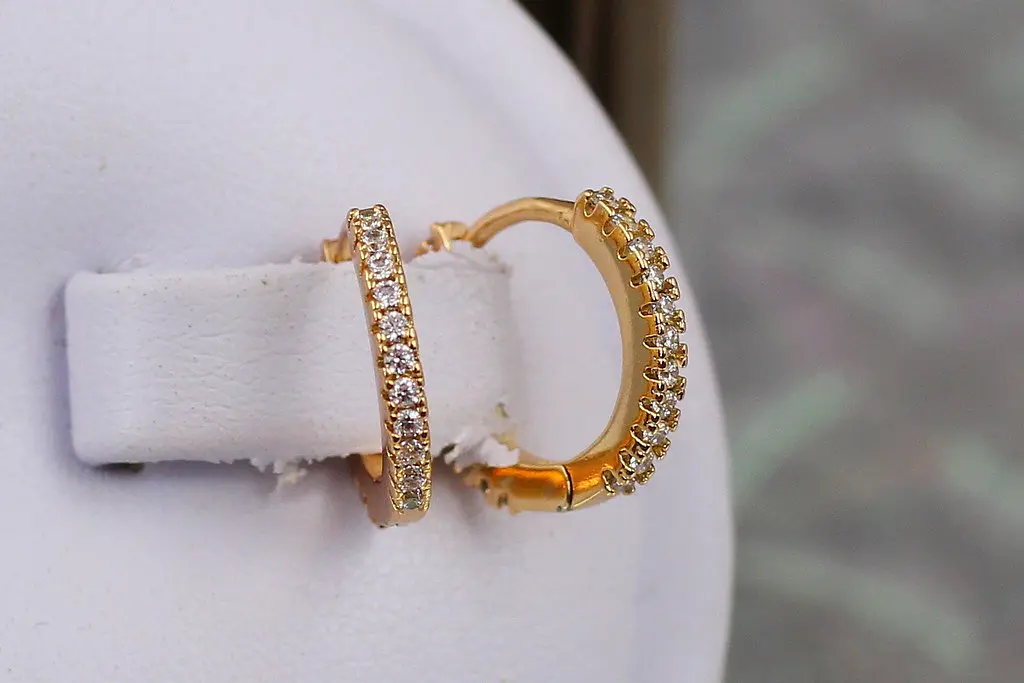 Серьги Xuping Jewelry дорожка из камней спереди и сзади 1.3 см золотистые - фото 2
