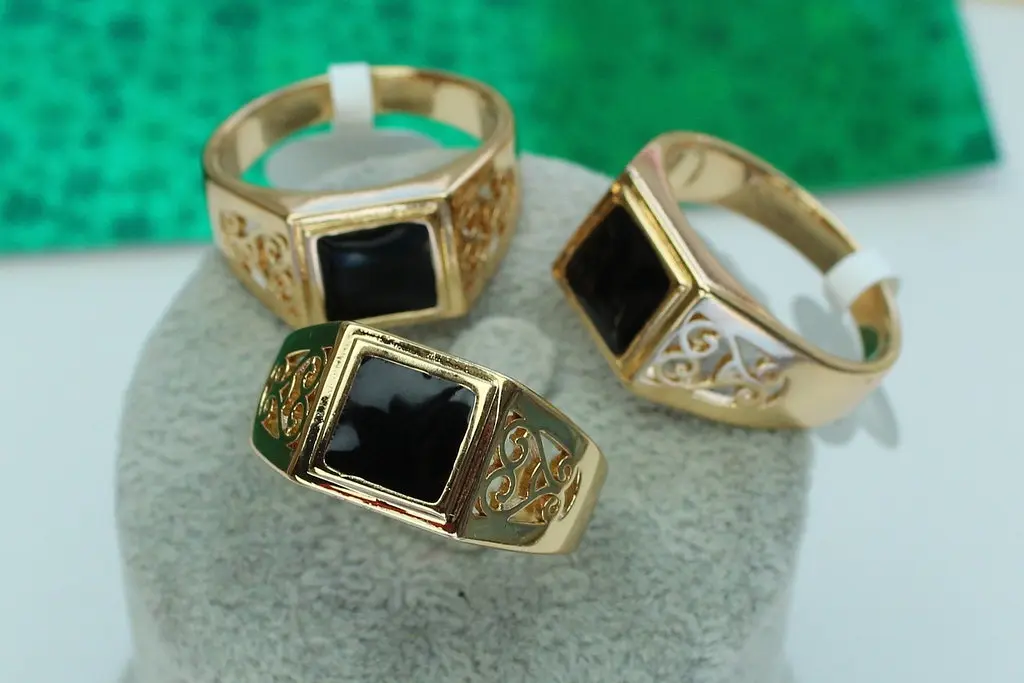 Печатка Xuping Jewelry чорний квадрат з завитками з боків р19 золотиста - фото 3
