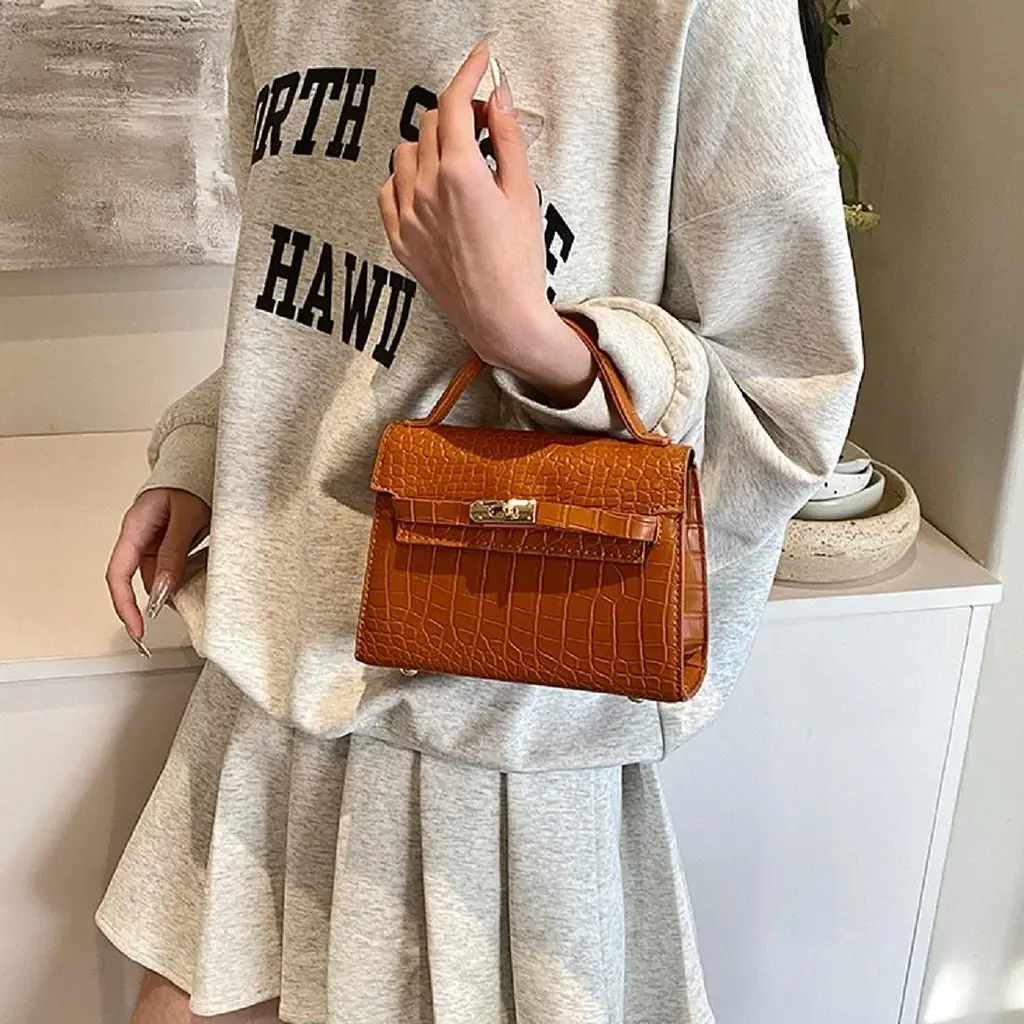 Стильна жіноча класична сумочка з еко-шкіри Lilly P2-8577C коричнева - фото 11