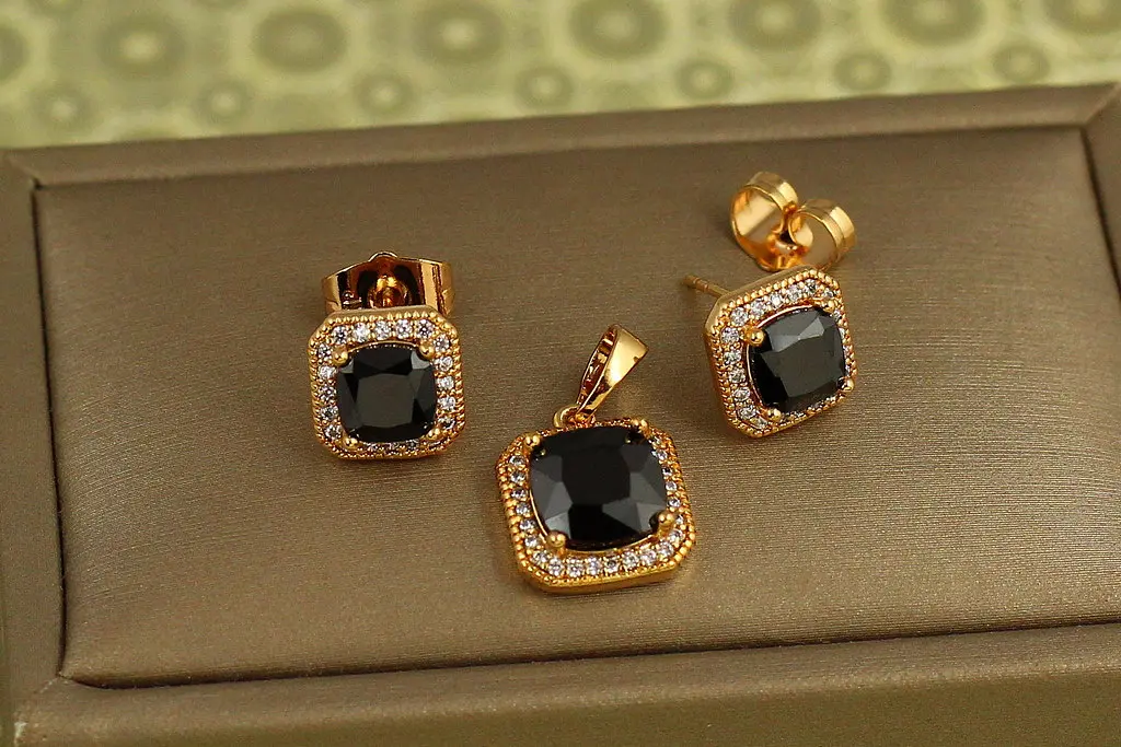 Набір Xuping Jewelry ромб в обідку із фіанітів з смнім каменем золотистий - фото 2