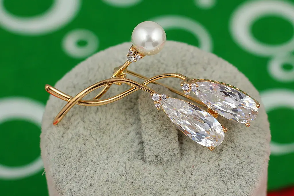 Брошка Xuping Jewelry гілочка з двома каменями і перлами золотиста