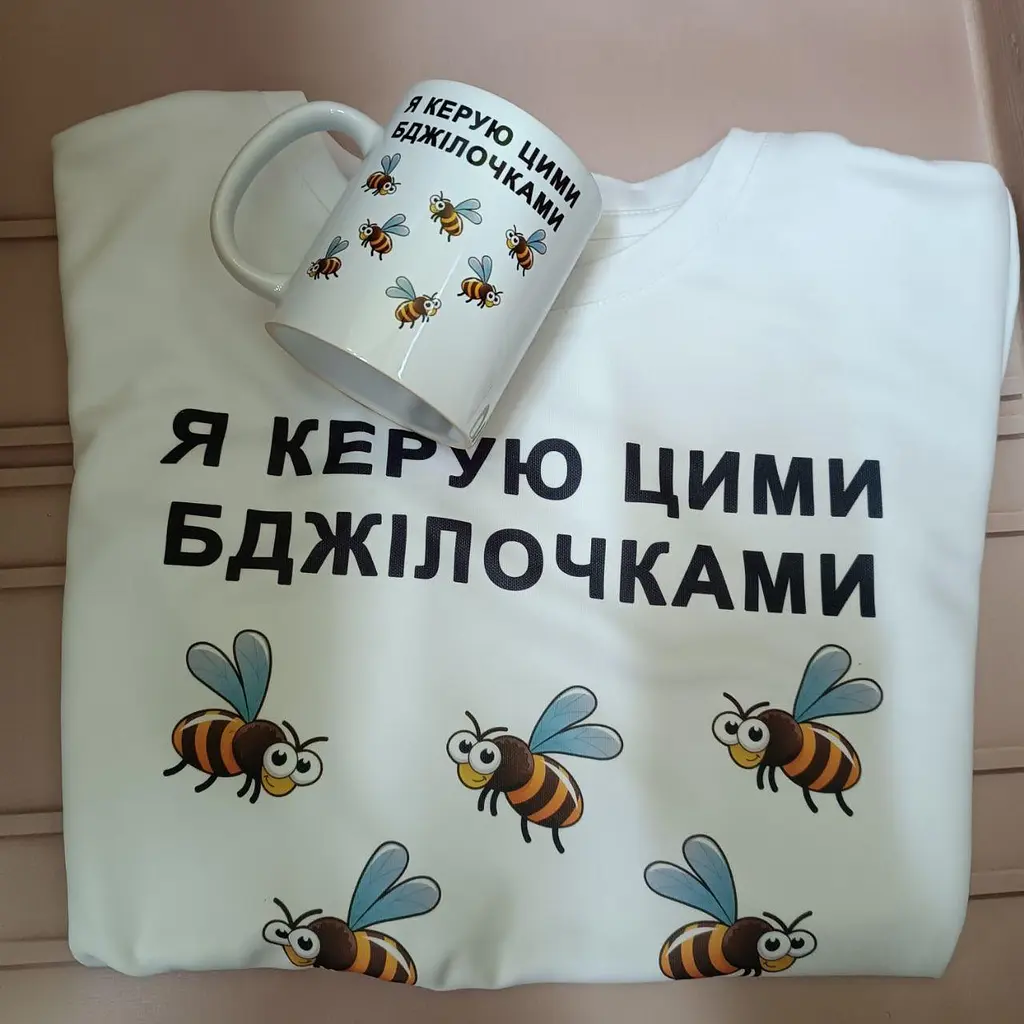 Подарунковий набір для дівчини футболка + чашка "Я керую цими бджілочками" - фото 2
