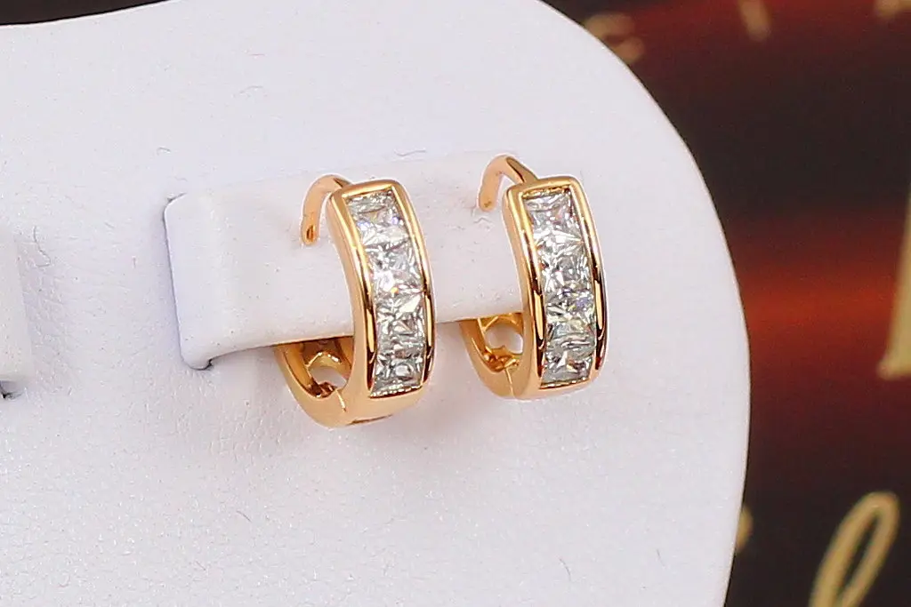 Серьги кольца Хuping Jewelry четыре квадратных камня бортики по краям 1.3 см золотистые - фото 2