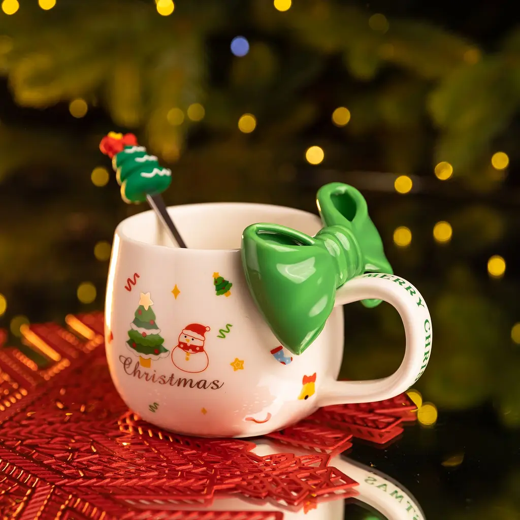 Чашка порцелянова Christmas Ribbon 400 мл з ложкою, зелений  FM-CS-19B - фото 3