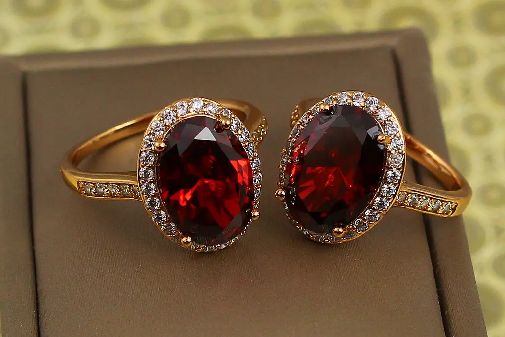 Кільце Xuping Jewelry малинки з червоним каменем р 19 золотисте - фото 2