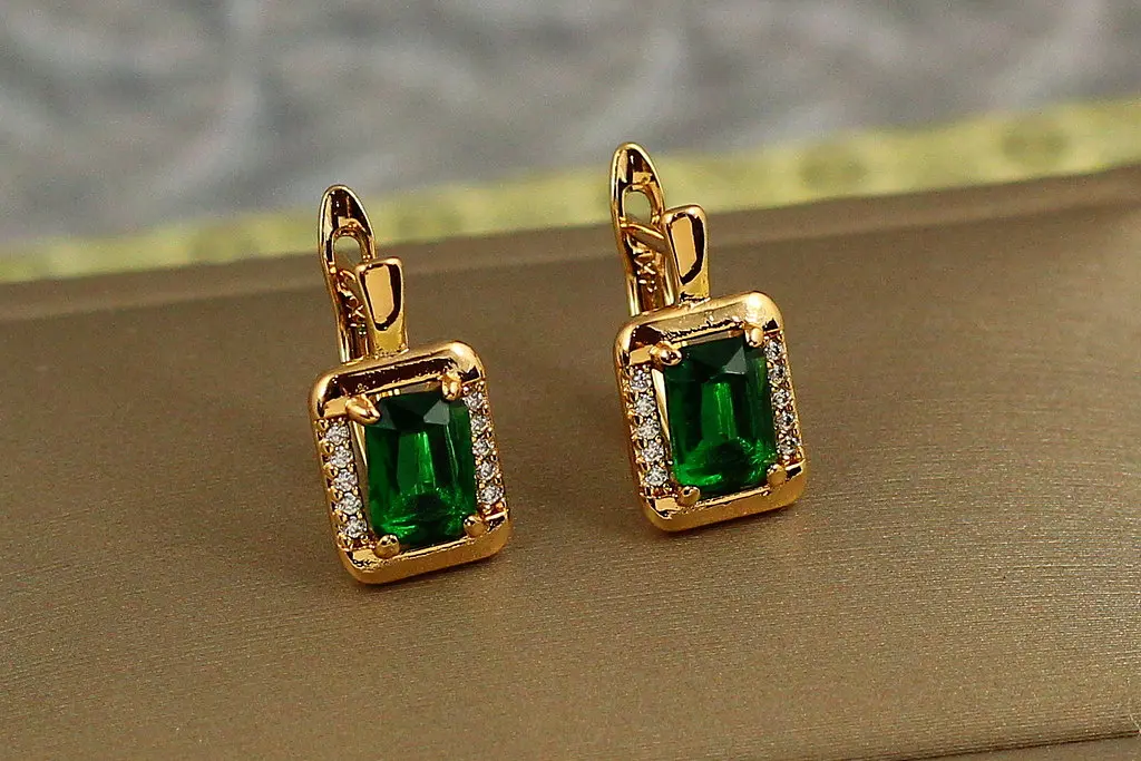 Сережки Xuping Jewelry фейлетон із зеленим каменем 1,5 см золотисті