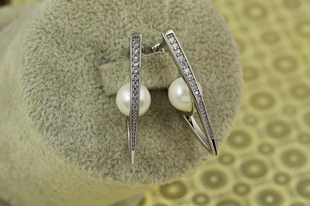 Сережки Xuping Jewelry стрілки з перлинами 3,2 см сріблясті - фото 2