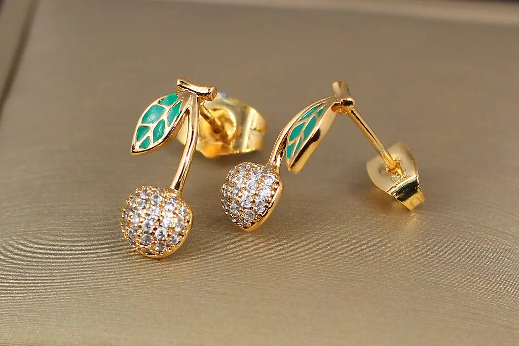 Сережки гвоздики Xuping Jewelry вишенька із зеленим листочком 1,5 см золотисті - фото 2