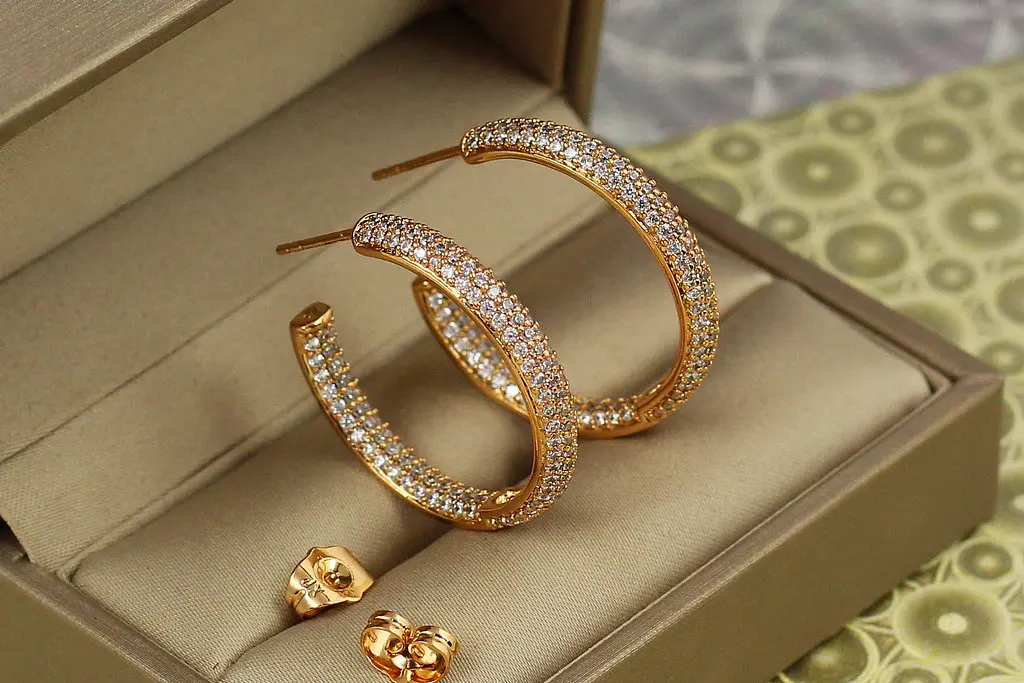 Сережки Xuping Jewelry кільця з дрібними каменями 2,9 см золотисті - фото 2