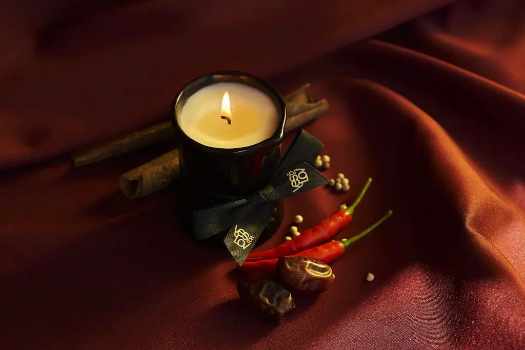 Свічка для масажу YESforLOV Titillating Massage Candle з хвилюючим ароматом, 120 мл - фото 4