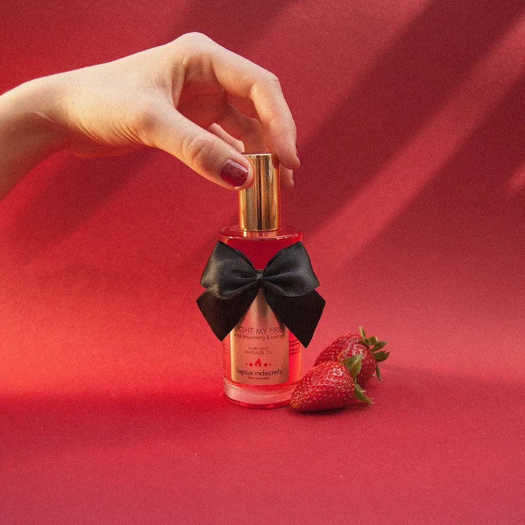 Масажна олія Bijoux Indiscrets Light My Fire Wild Strawberry Honey - фото 2