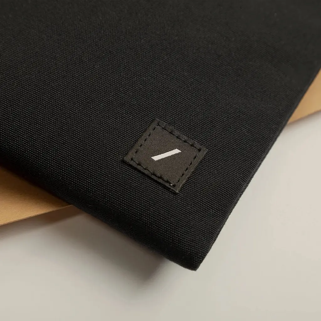 Чохол для ноутбука Native Union W.F.A Stow Lite Sleeve Case Black for MacBook Pro 16" чорний (STOW-LT-MBS-BLK-16) - фото 4