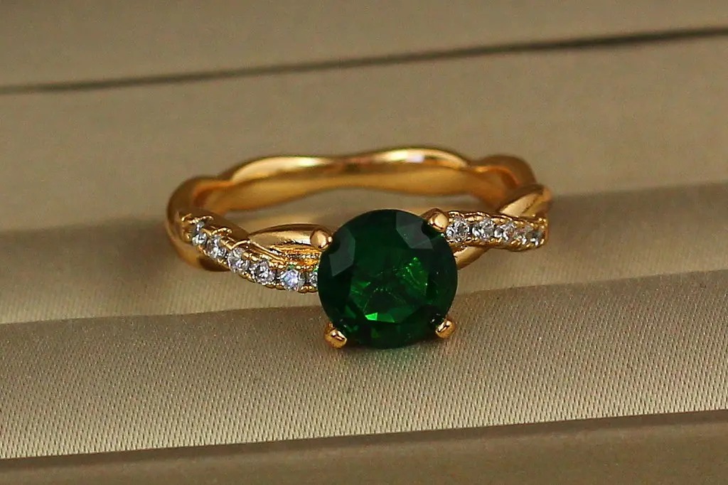 Кільце Xuping Jewelry косичка із зеленим каменем р 19 золотисте - фото 2