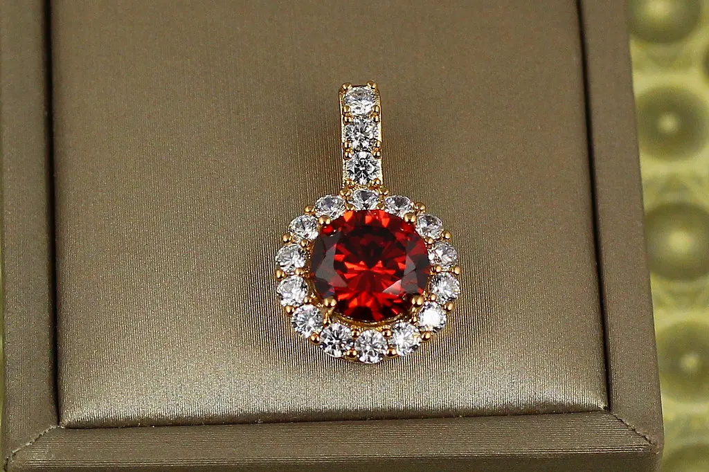 Кулон Xuping Jewelry круглий червоний камінь в обідку з фіанітів 2.3 см золотистий