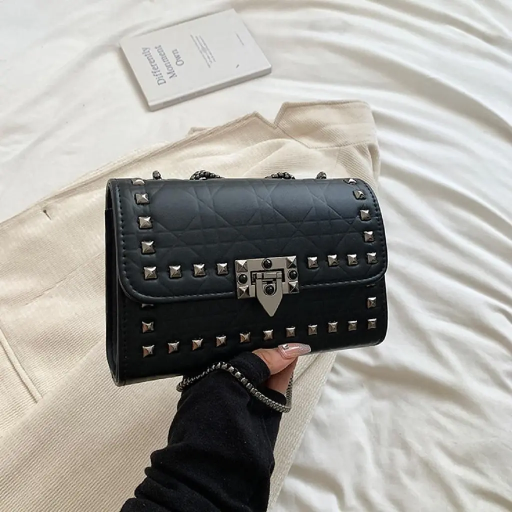 Сумка із заклепками на ланцюжку Lilly P2-87102A чорна - фото 2